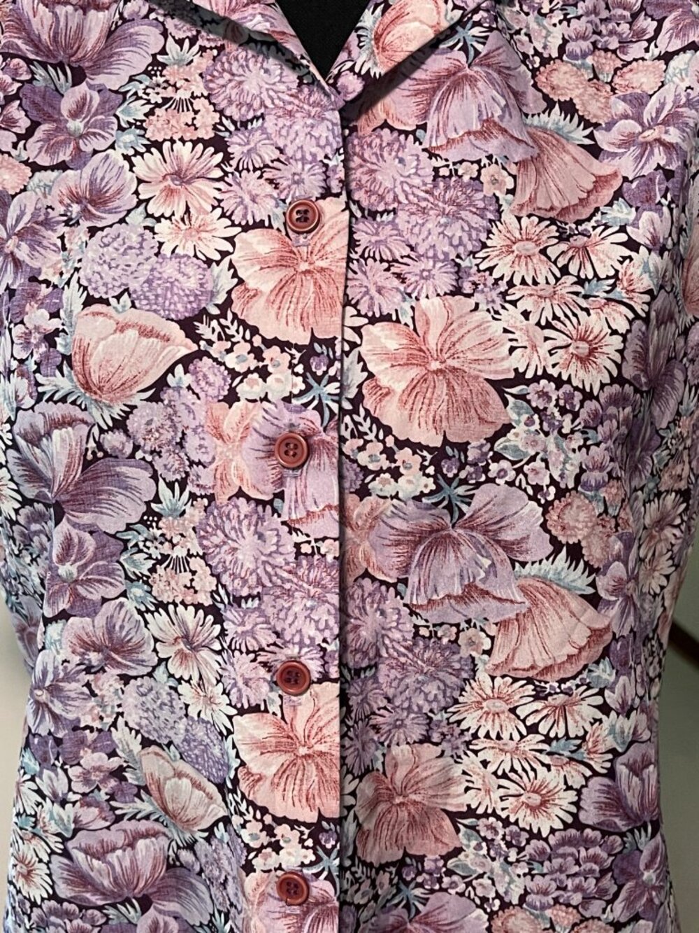 Nikki Vintage Women’s Floral Short Sleeve Button-Up Shirt - Picture 11 of 14